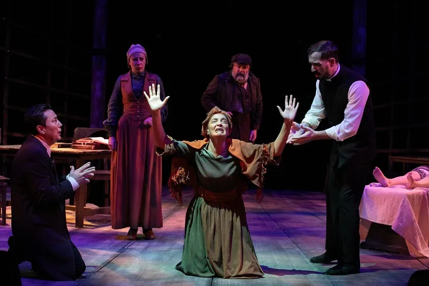 İzmir Şehir Tiyatroları’ndan Cadı Kazanı için görkemli prömiyer