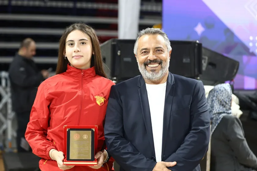 Göztepe Eskrim Sporcusu Eylül Bedük, “Sporun Enleri”nde Ödüle Layık Görüldü